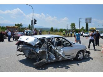 Kırmızı Işıkta Bekleyen Otomobile Otobüs Çarptı: 2 Yaralı