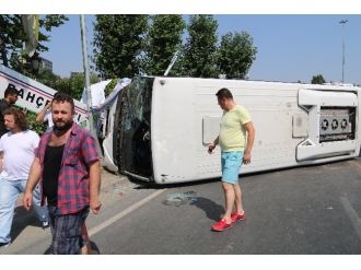 İstanbul’da Yolcu Minibüsü Devrildi: 4 Yaralı