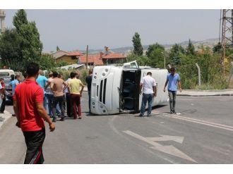 Minibüs İle Otomobil Çarpıştı: 9 Yaralı