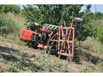 Ters Dönen Traktörün Altında Can Verdi