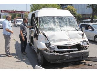 Minibüs Tır’a Çarptı: 1 Yaralı
