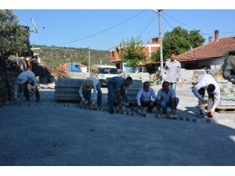 Yunusemre Belediyesi Örencik’e Kilit Parke Taşı Döşüyor