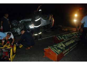 İki Otomobil Kafa Kafaya Çarpıştı: 2 Ölü, 5 Yaralı