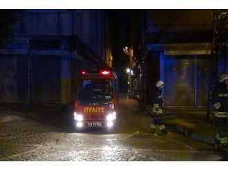 Eli Silahlı Göstericiler Yangına Giden İtfaiye Ekiplerine Engel Oldu