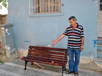 Çevresi Restore Edilen Sokaktaki Banklar Şimdiden Kırıldı