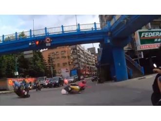 Bu Yüzden Kırmızı Işıkta Bekleriz !