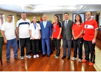 Vali Büyük Muay Thai Ailesini Kabul Etti