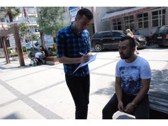 Kapı Kapı Dolaşıp Vatandaşın Derdini Dinliyorlar