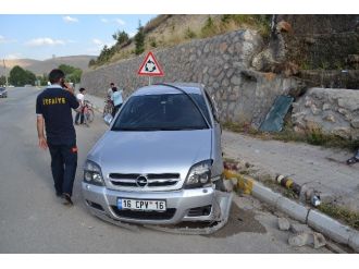Virajda Hızını Alamayan Otomobil Takla Attı