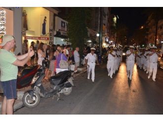 Kuşadası Sokaklarında Bando Coşkusu