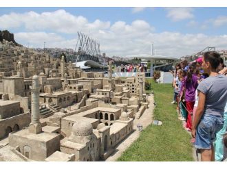 Miniatürk’te Türkiye’yi Köşe Bucak Gezdiler