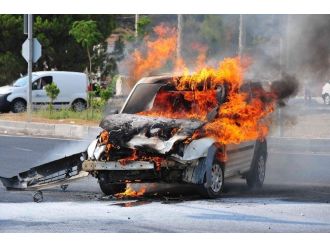 Kaza Yapan Otomobilde Çıkan Yangın Korkuttu