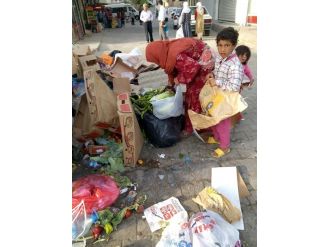Yoksulluktan Çöplerde Yiyecek Arıyorlar