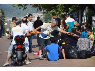 54 Kaçak Göçmen Boğulmak Üzereyken Kurtarıldı