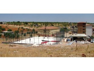 Gaziantep Büyükşehir Belediyesinden Elif Kırsal Mahallesine Halı Saha