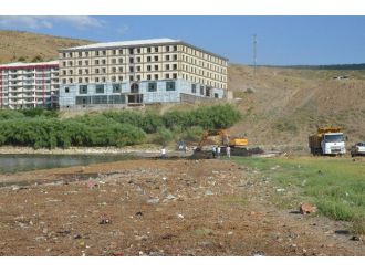 Tatvan Belediyesi Van Gölü Sahilinde Temizlik Çalışması Başlattı