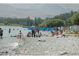 Sıcak Havadan Bunalan Vatandaşlar Van Gölü’ne Akın Ediyor