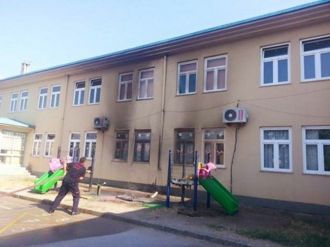 Okulun Bahçesindeki Çocuk Parkını Yaktılar