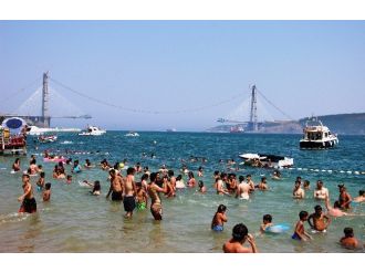 3. Köprü Manzaralı Plaj Keyfi