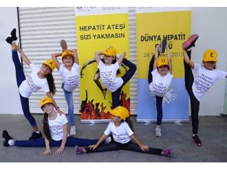 “Hepatit”e Dikkat Çekmek İçin Sokakta Dans Ettiler