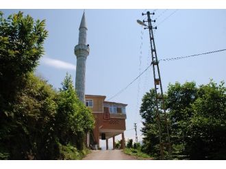 Rize’de Arazi Bulunamayınca Çay Alım Yeri Üzerine Cami Yaptılar