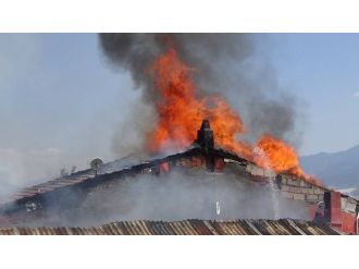 Bolu’da İki Ev Ve Bir Odunluk Alev Alev Yandı