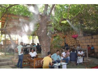 Sıcaklardan Bunalan Vatandaşlar Kafelere Akın Ediyor