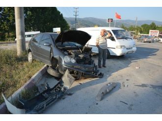 Niksar’da 2 Otomobil Çarpıştı: 5 Yaralı