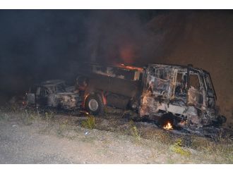 Teröristler Yol Kesip, 3 Aracı Yaktı