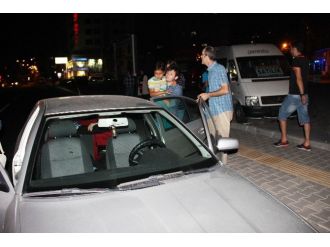 Kamyon Altına Aldığı Otomobili Metrelerce Sürükledi