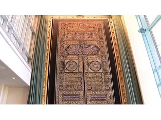 Temizlenen Kâbe Örtüsü Yerine Konuldu