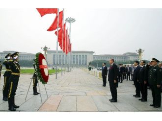 Erdoğan, Halkın Kahramanları Anıtına Çelenk Koydu