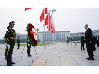’Halkın Kahramanları Anıtına’ Çelenk Koydu