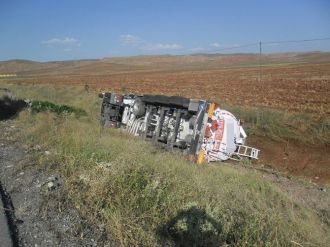 Çorum’da Benzin Yüklü Tır Şarampole Devrildi: 1 Yaralı