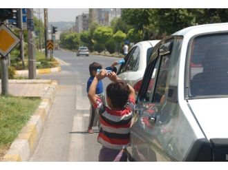 Yaşı Küçük Mendil Satıcıları Kazaya Davetiye Çıkarıyor