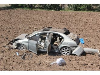 Yoldan Çıkan Otomobil Tarlaya Uçtu: 1 Ölü, 2 Yaralı