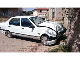Otomobil Duvarı Çarptı: 1 Yaralı