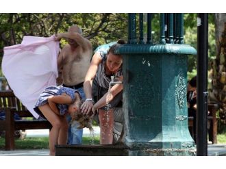Antalya’da Nem Ve Sıcak Hava Bunalttı