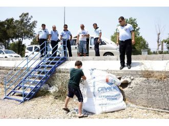 Dünyaca Ünlü Plajdan Dekor İçin Taş Toplarken...