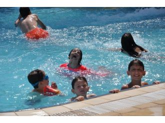 Sıcaktan Bunalanlar Havuza Koşuyor