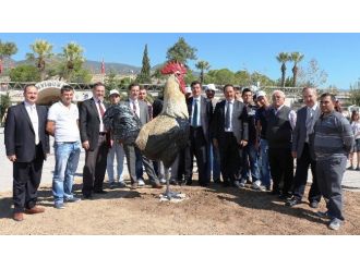 Ayakları Kırılan Horoz Heykeli Tamir Edilecek