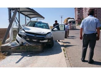 Ehliyetsiz Sürücü Otobüs Durağına Girdi: 1’i Ağır 4 Yaralı