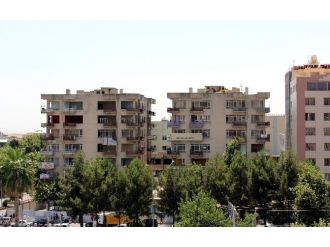 İş Makinesi 8 Katlı Binanın Üzerinde Çalışıyor