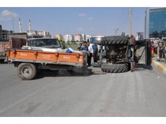 Traktör İle Minibüs Çarpıştı: 3 Yaralı