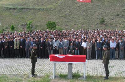 Kaza kurşunuyla ölen asker toprağa verildi 