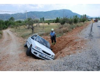 Denizli’de Bir Araç Çukura Düştü