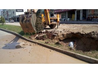 Çöken Ana Yolda 5 Metrelik Çukur Oluştu
