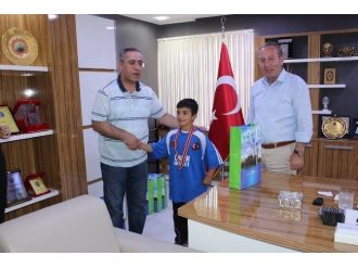 Başkan Şahiner Başarılı Güreşçilere Ödül