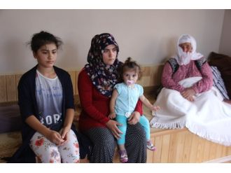 Teröristlerin Kaçırdığı Eşini Bekliyor