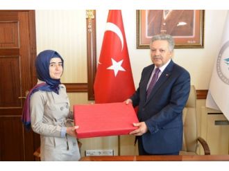 Vali Kahraman Üniversiteyi Kazanan Öğrenciye Bilgisayar Hediye Etti